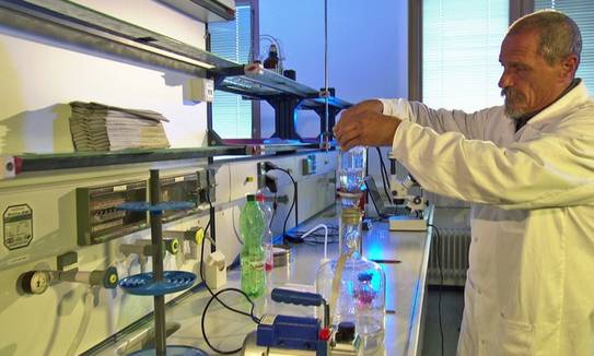 Mineralwasser und Bier werden untersucht