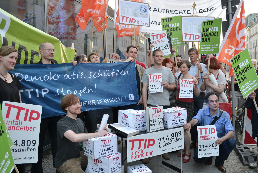 Bündnis TTIP-Unfairhandelbar, Unterschriftenübergabe 22. Mai 2014. Foto: Uwe Hiksch