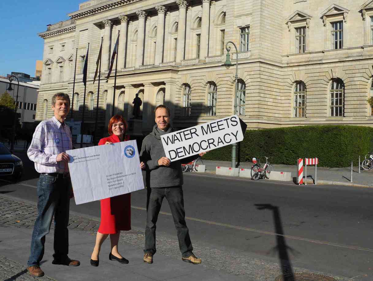 Auf dem Weg zur Abgabe der Unterschriftenlisten an den Parlamentspräsidenten (Fotomontage: Wassertisch) Unterschriftenabgabe