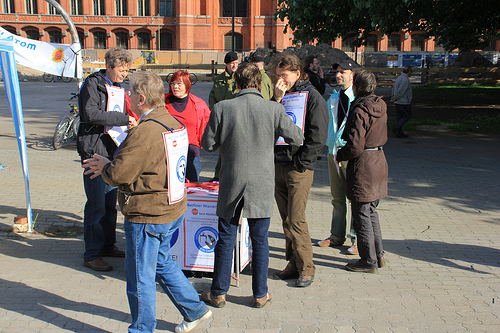 Foto: phopective Unterschriftensammlung nach Sternmarsch am 12. Mai 2012